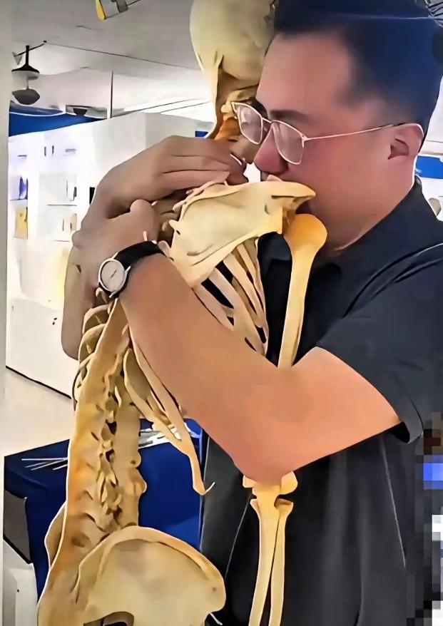 我真的看哭了！一名中年男子抱着一具骨骼，哭得控制不住自己。 这具骨骼标本不是