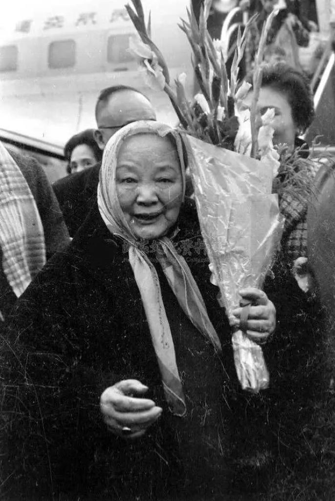 1972年清明，82岁的江冬秀最后一次赴台北胡适墓园，为丈夫扫墓时留下的照片，当