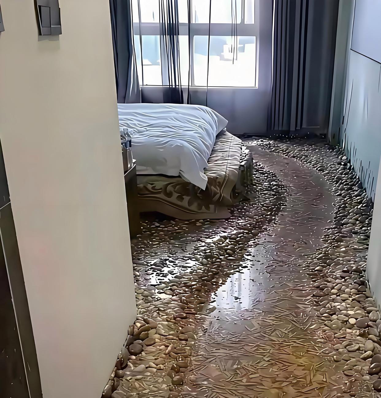 我想问这种像是踩进水滩的酒店入住率高吗？推开门撞进一片“鹅卵石水滩”——光影