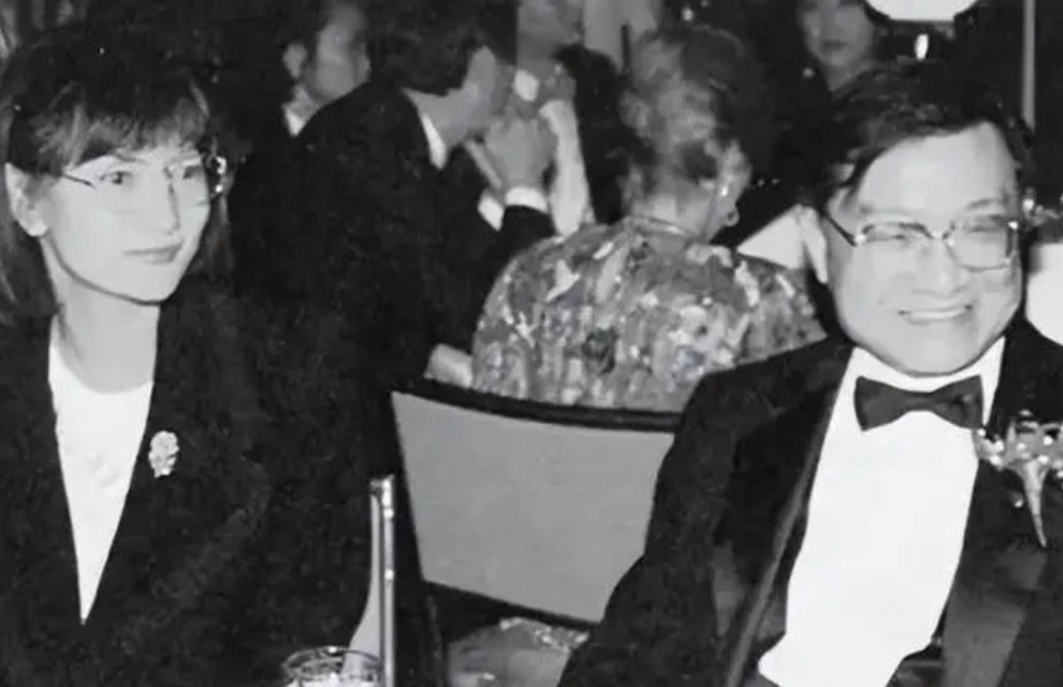 1976年，52岁的金庸出轨16岁林乐怡，他和妻子离婚，妻子说：“离婚可以，但是