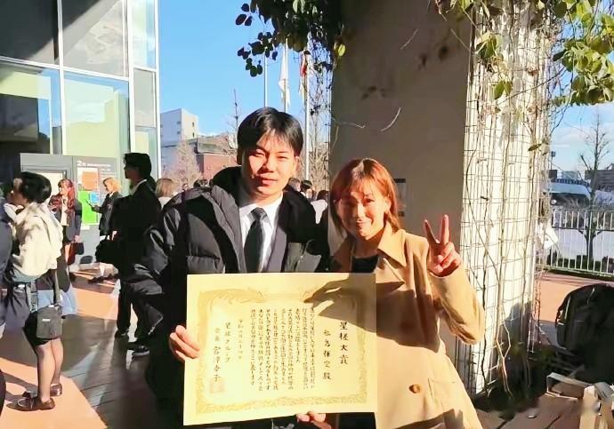 我去！松岛辉空高中毕业照，他居然穿着羽绒服，而旁边的路人穿着短裤，一会碰面，互相