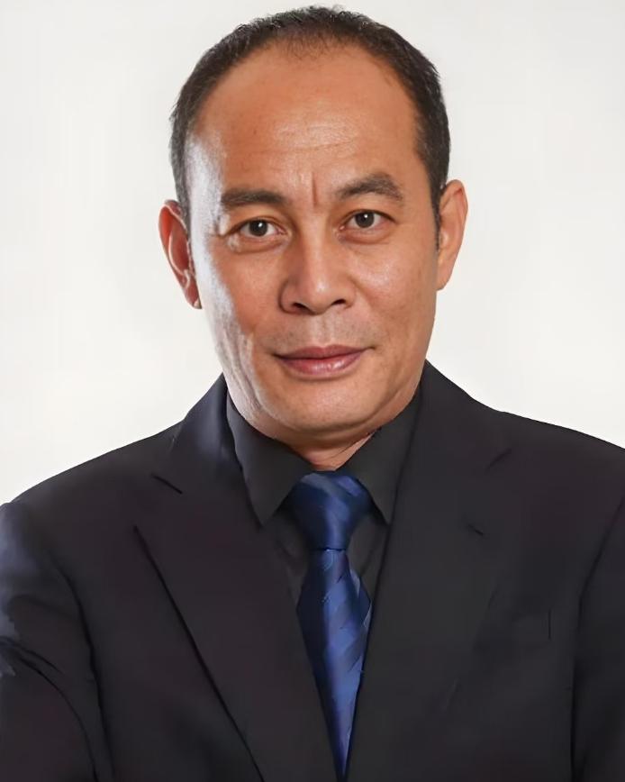 演员张光北说：“有次我出差回来，我女儿去机场接我，但我出来后，却看到她奔向了另外