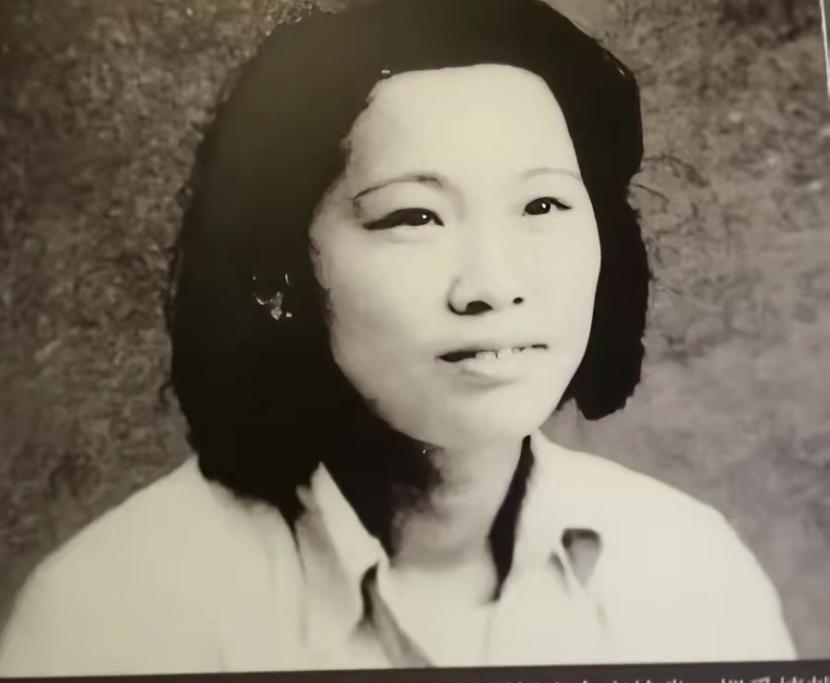 ☁1950年，解放军连长转业回家，可在登上火车的时候，他却发现一个衣衫褴褛