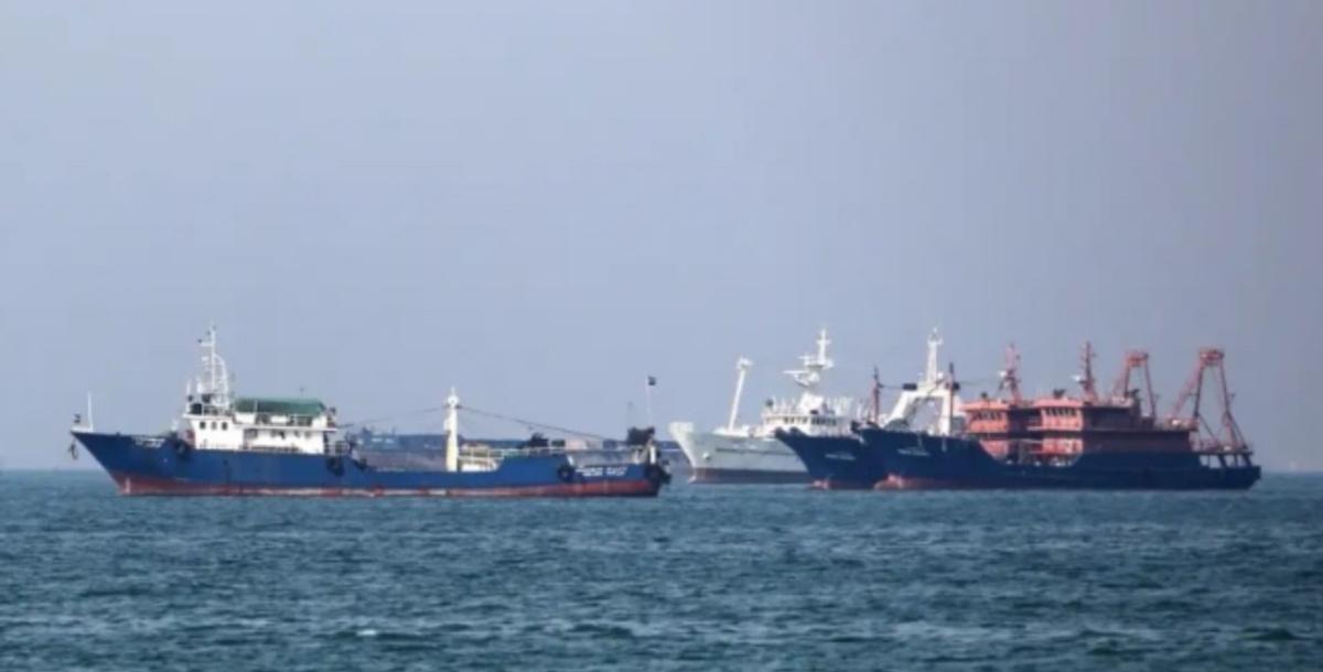 “一夜变身中国船”伊朗懵了：10艘外国商船“蹭”中国身份突围死亡水域