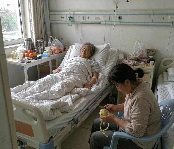 我婶子41那年怀上二胎，全家人劝她别要。她说要。生下来是个闺女。如今她七十三，