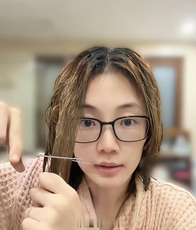 老公刷到苗苗视频，突然来一句，这姑娘胆子真大，两把剪刀自己就把头发给铰了。我