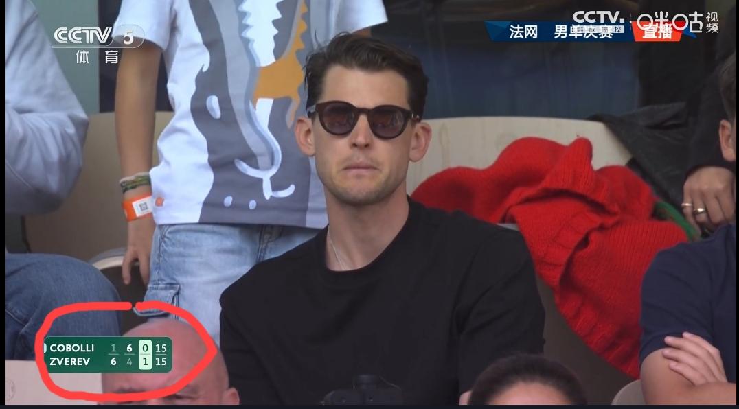 蒂姆也来看兹维列夫和科博利的这场法网男单决赛了，他或许也特别关心，和他同一年代的