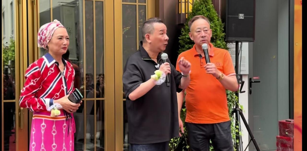 国庆节当初天，在上海新华路上的一家花园酒店开业仪式上偶遇“斯丹康”小包和大卫，这