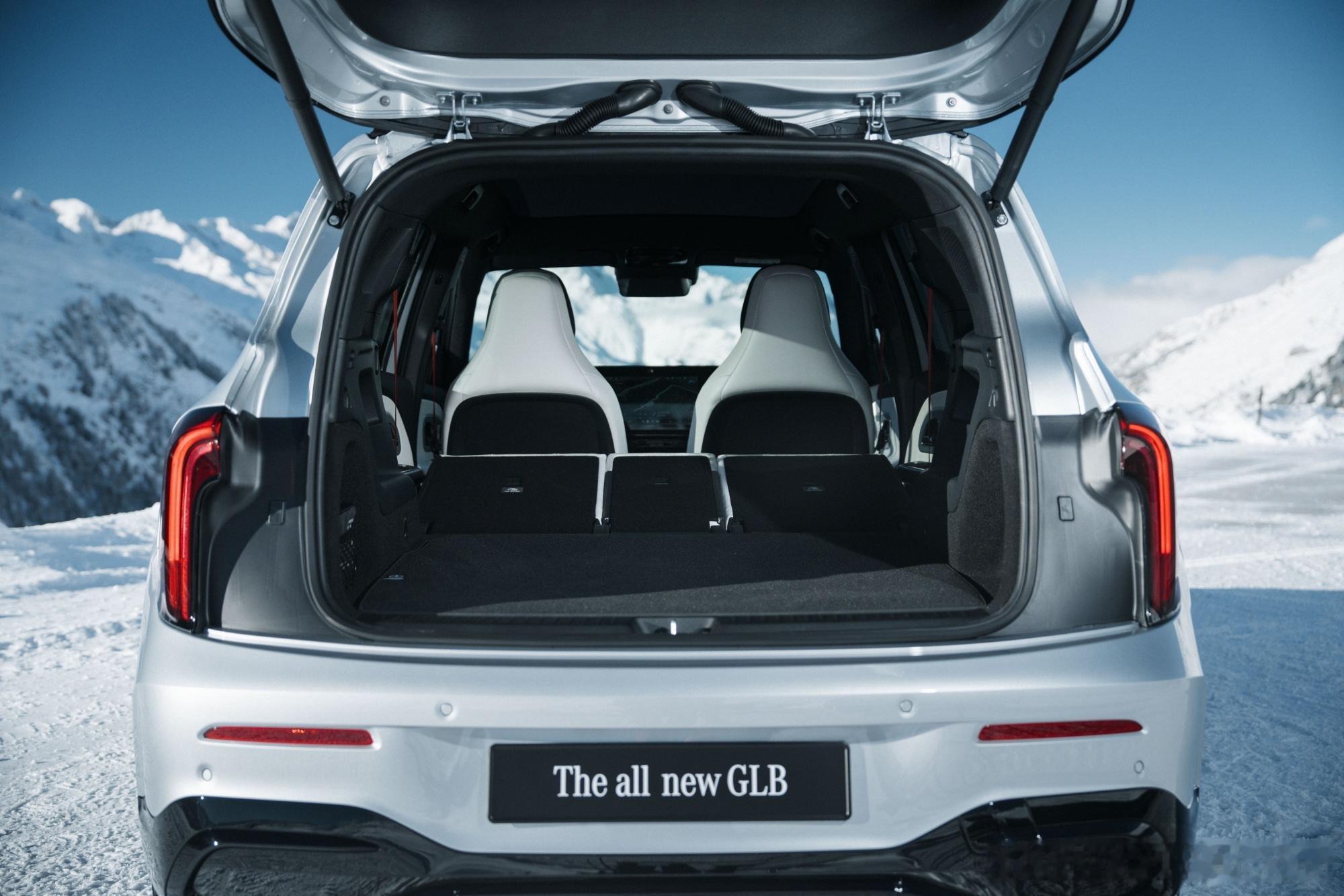 全新梅赛德斯-奔驰GLB全球首发，有以下亮点：1、采用方正前脸、陡直的前挡风玻璃