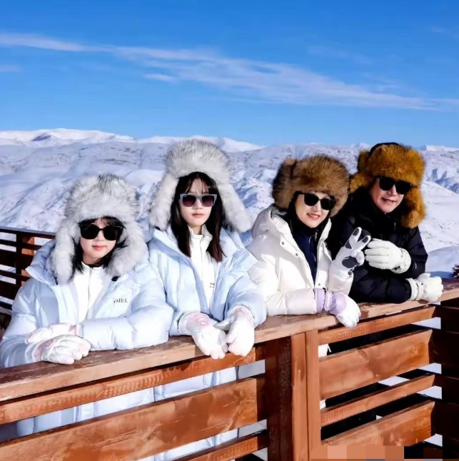 陆毅一家又去旅行了没想到他们穿的是几百块的平价羽绒服！雪地里拍美照，羽绒服是