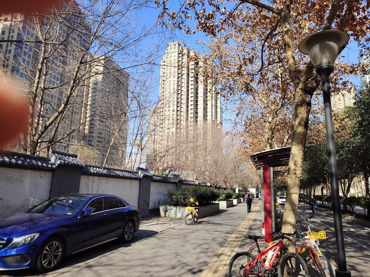 孩子写作业压根无需陪护，作业本就是孩子自己的事，理应独立完成。让孩子独立完成作业