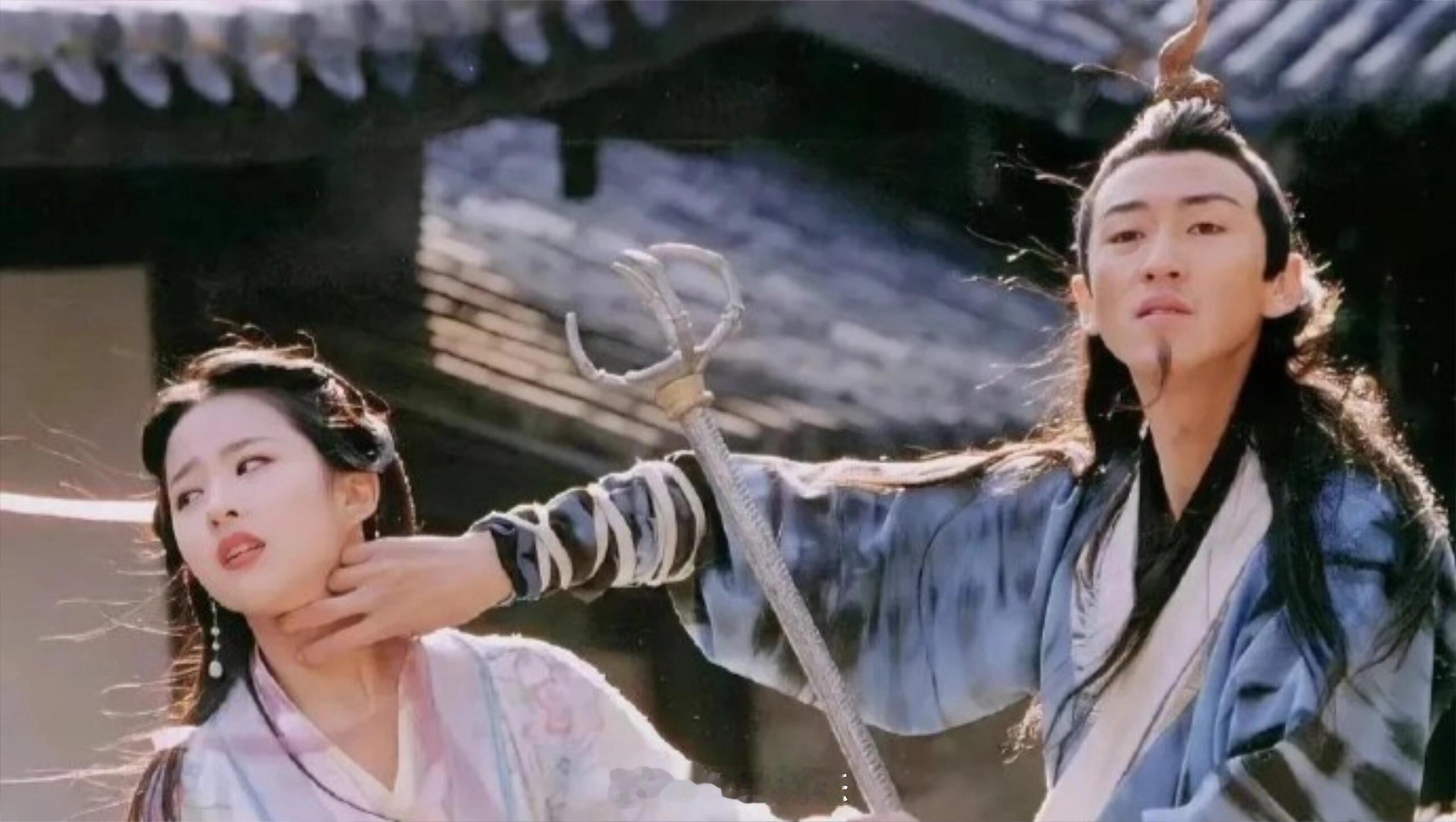 刘亦菲往后一仰不就脱身了吗？