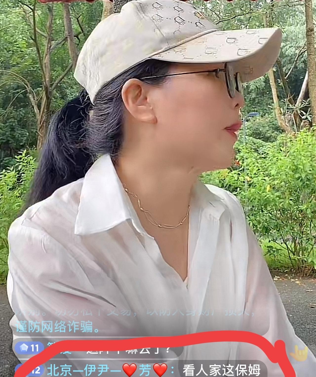 咋有人就这么看不惯小杨阿姨呢？！今早小杨阿姨在玥儿霖霖去上学之后，一个人来到公