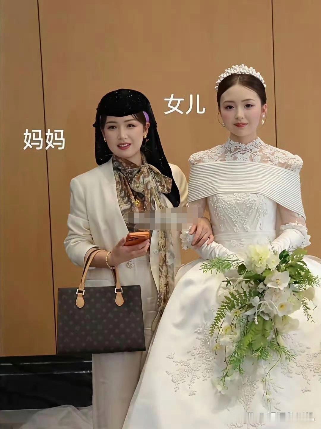 据说新娘的妈妈才32岁，很漂亮。