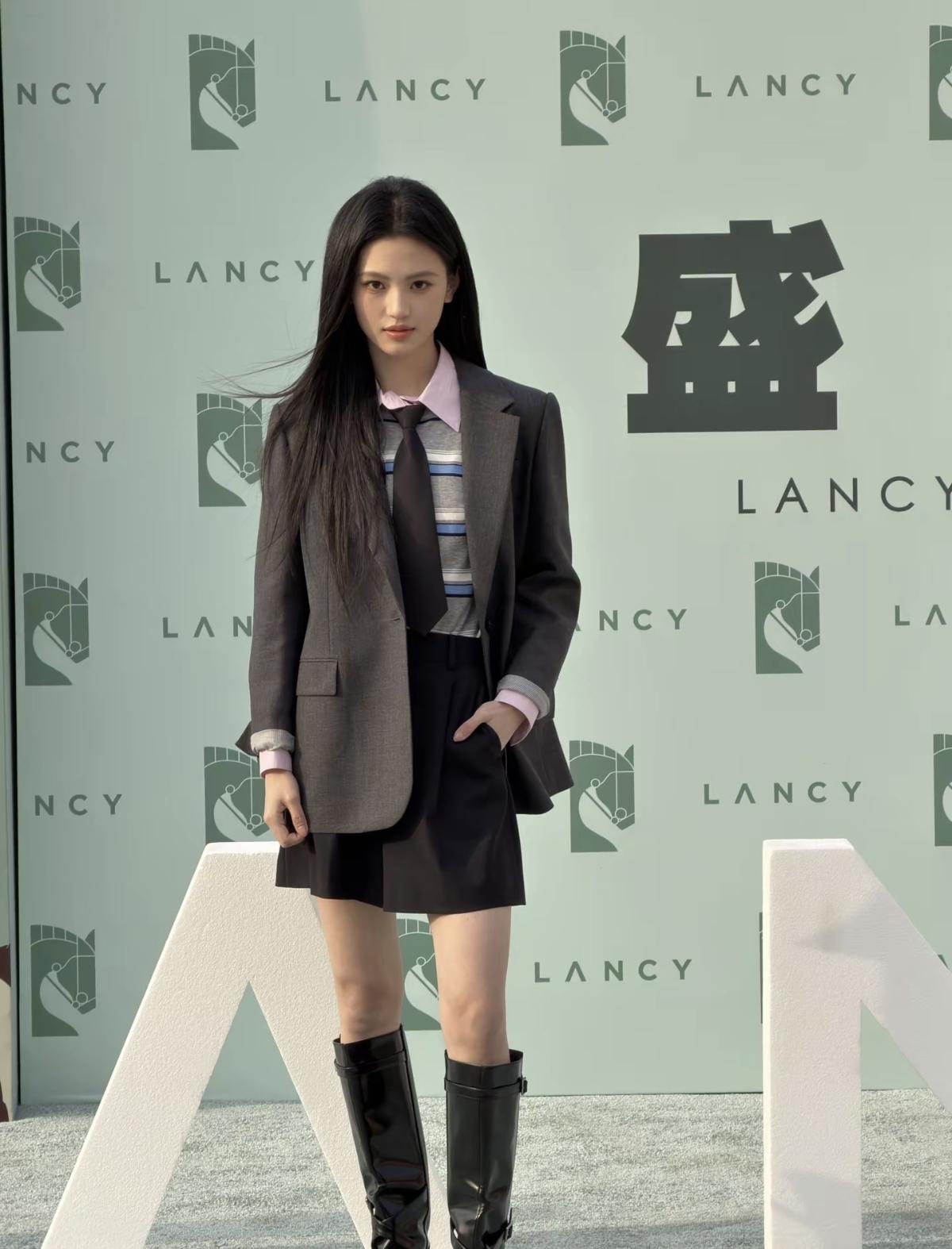 出席LANCY品牌活动，沈羽洁以廓形西装搭配学院风内搭，利落中带着温柔，演绎都市