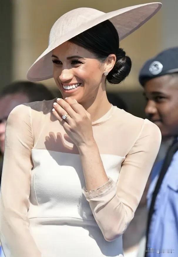 梅根自从嫁给二哈后，感觉她太想在短时间内有一番作为的，所以吃相确实是有些难看的吧