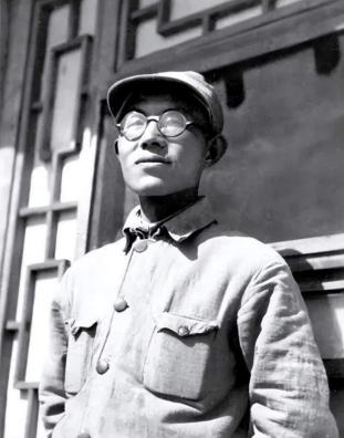 1937年，西路军侦查部长欧阳毅回延安途中靠写字混口饭吃。这天，一敌兵猛地夺下他
