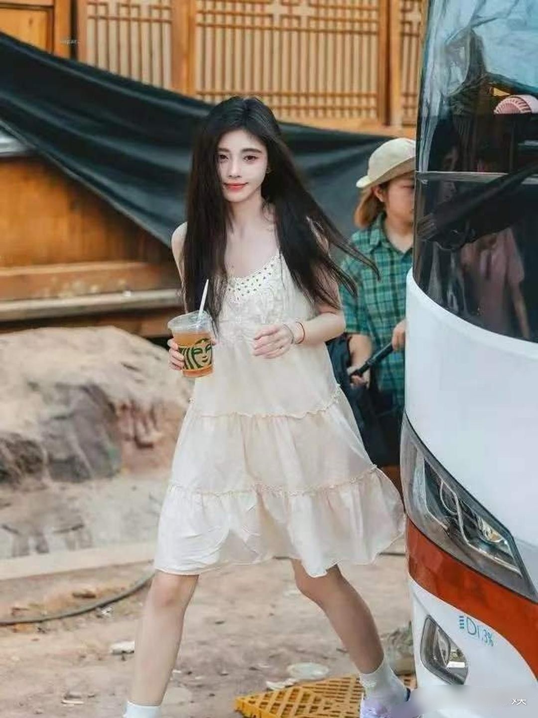 鞠婧祎素颜被拍，离开十级滤镜后，这状态你打几分？