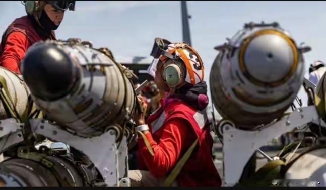 美军狂轰伊朗反送大礼！一枚完好无损的13.6吨的“掩体终结者”被伊朗拆解，GB