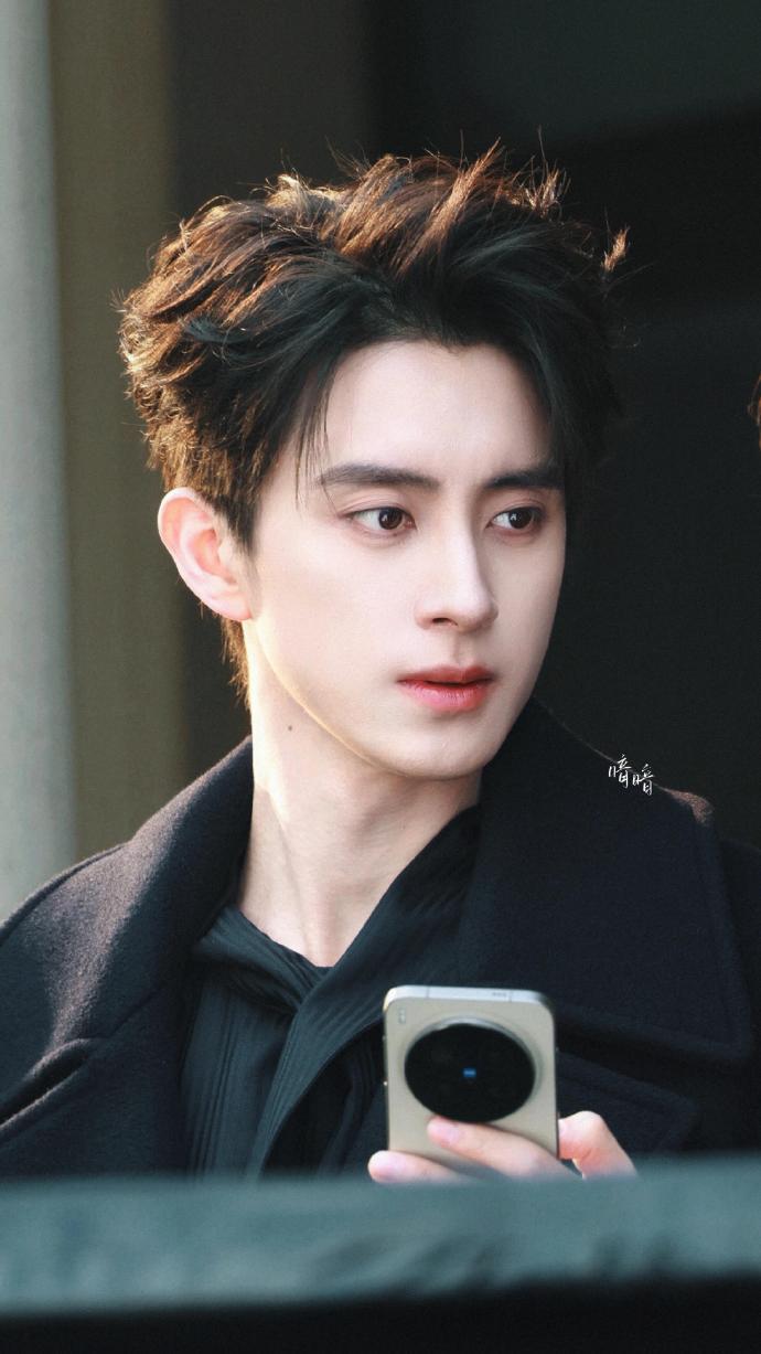 敖瑞鹏血管分明的手敖瑞鹏无名指戴戒指的手我细品敖瑞鹏无名指戴戒指的手我细品，