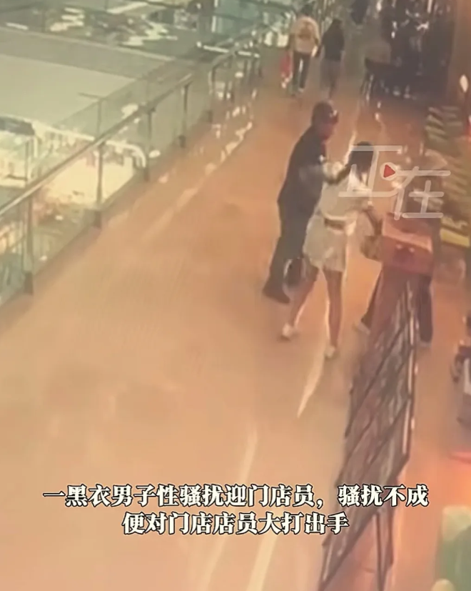 太无耻了。”5月27日，湖北襄阳一男子，路过餐厅门口看见迎宾员长得漂亮，竟恬不知
