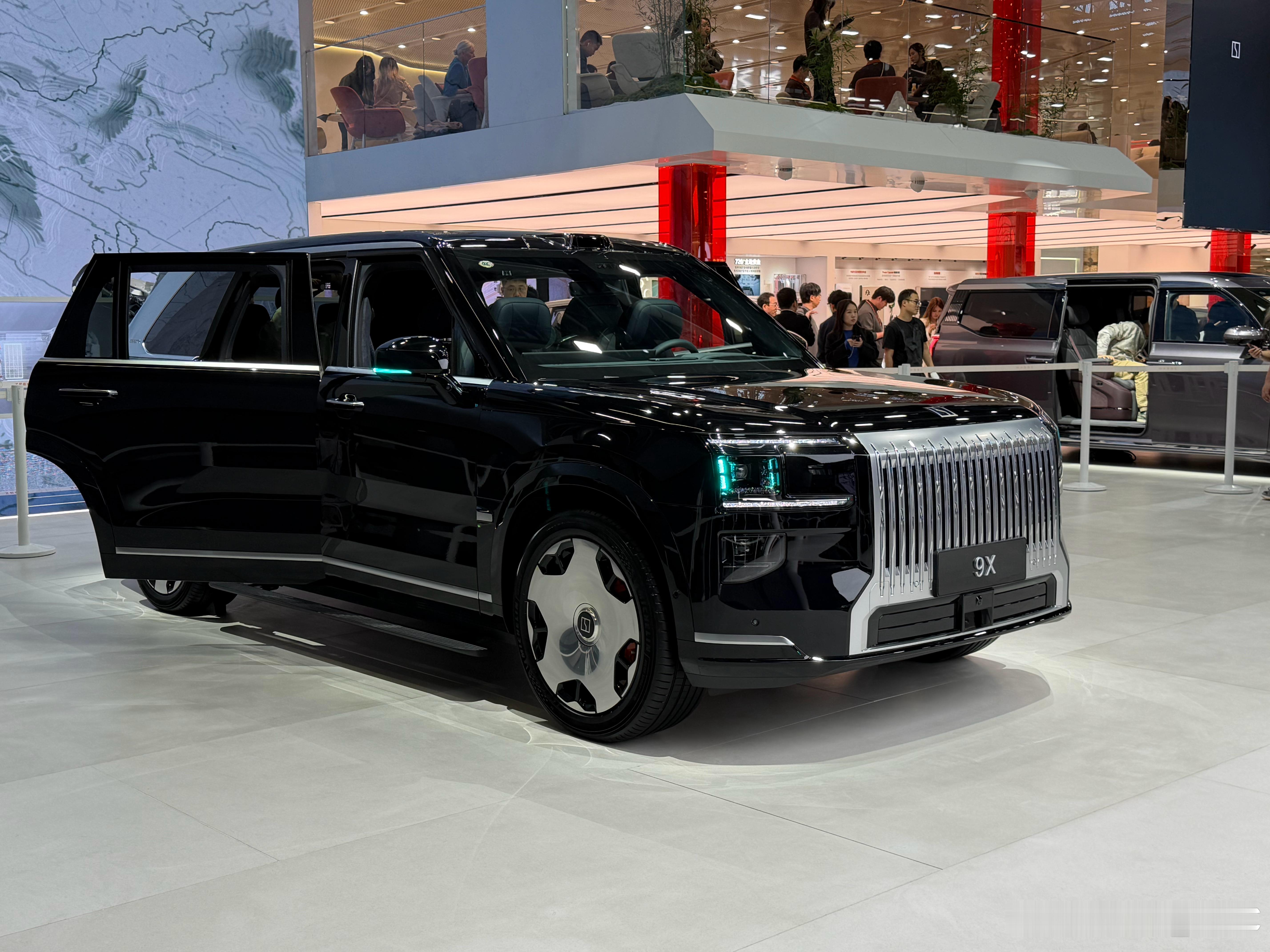 极氪9X已经交付10000台了，平均售价达到了53.8万。看到实车就是在为啥了，