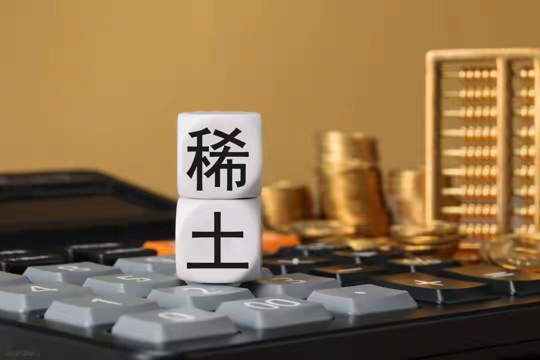 美国终于迎来了中国对其稀土制裁！美国为了打压和遏制中国快速崛起，无时不在污蔑、