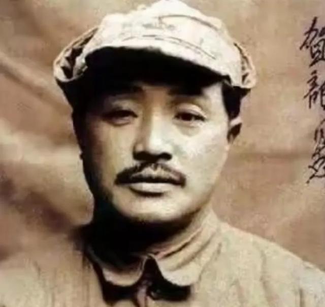 长征路上，国民党的飞机几乎每次都能准确无误地轰炸到红军，贺龙眼珠一转，就想到一条