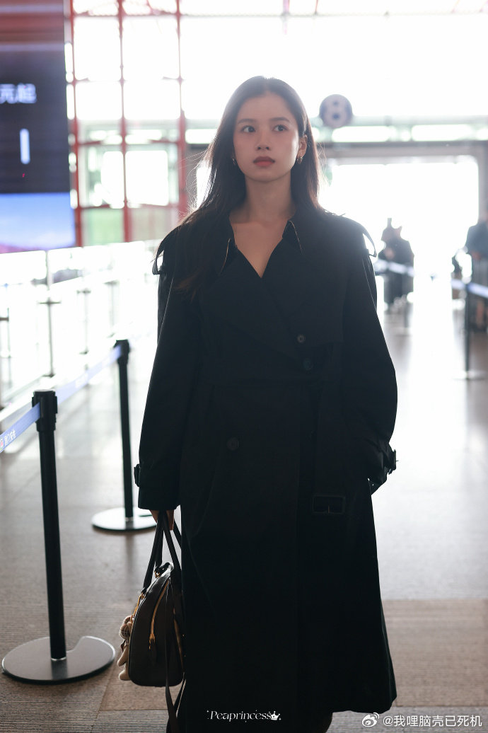 张婧仪出发时装周张婧仪黑风衣高智感look张婧仪出发时装周，是张婧仪黑风衣