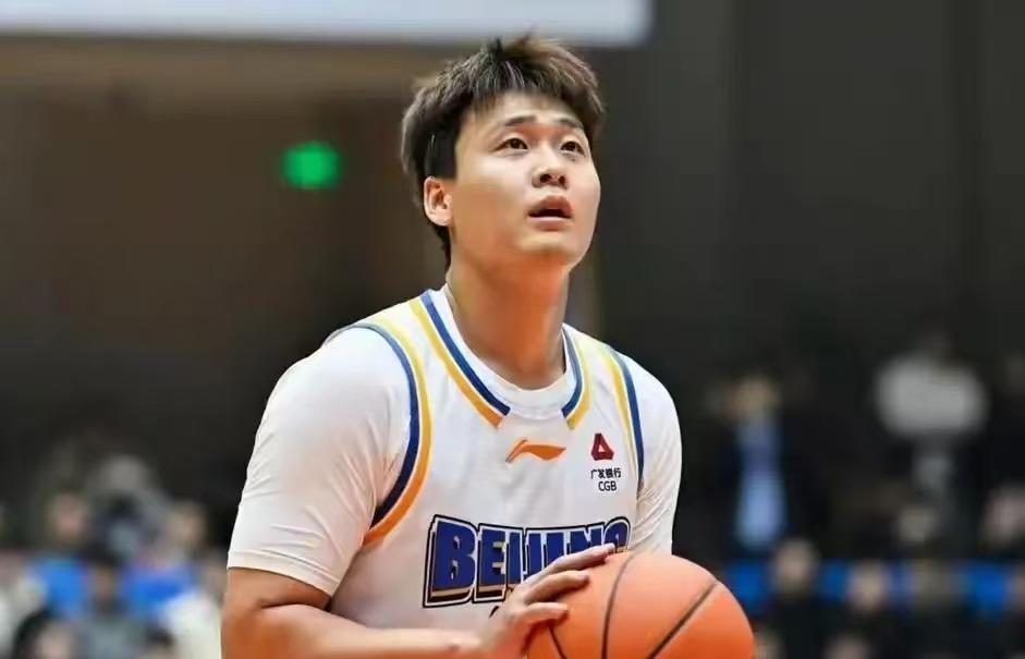 球权是难题！首钢双持球大核，赵睿与布朗很难长时间同场北京首钢新赛季后场配置