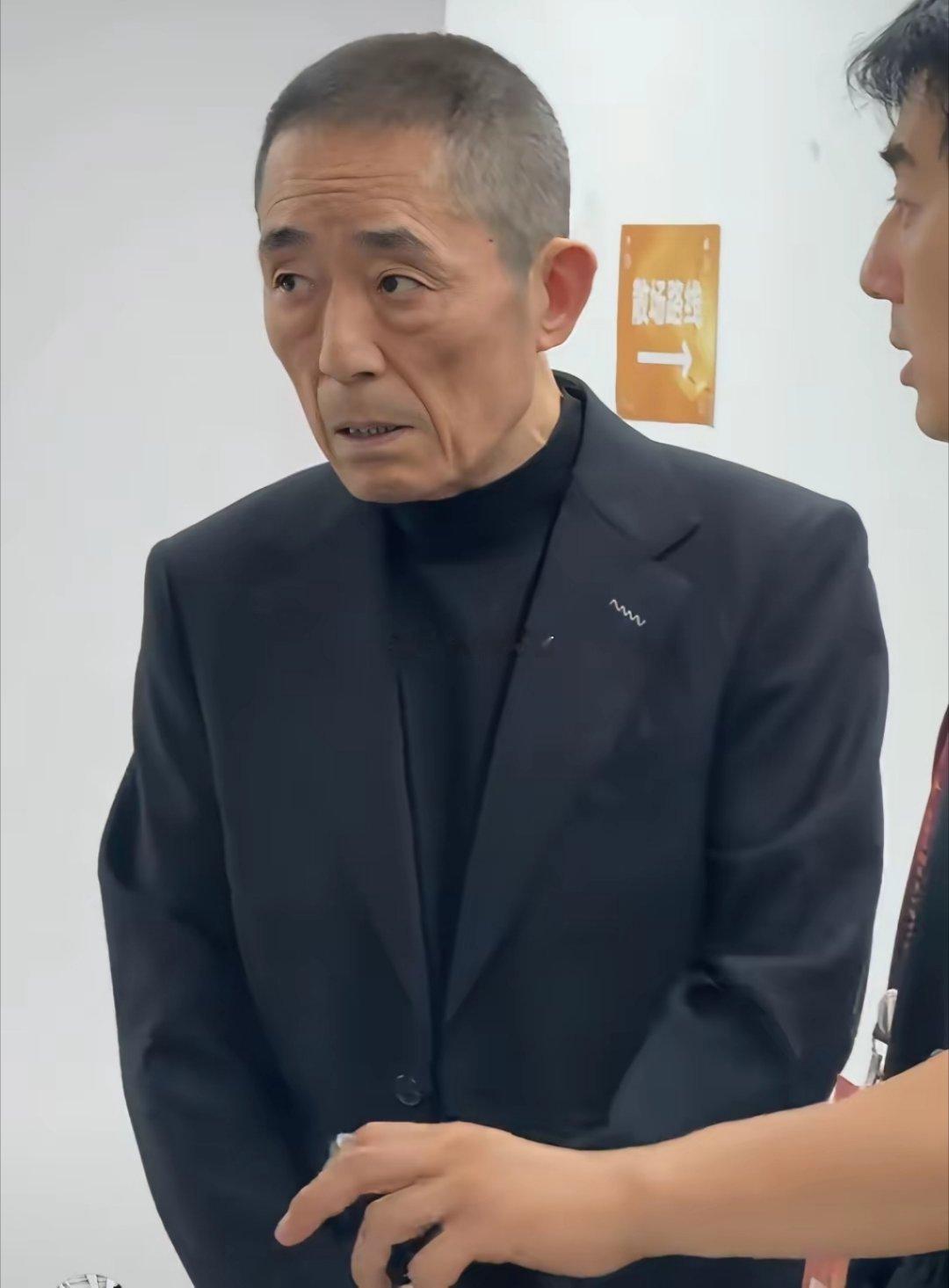 张艺谋年纪这么大了，还在为中国电影做贡献，妥妥的伟人，希望大家都能尊敬他、支持他