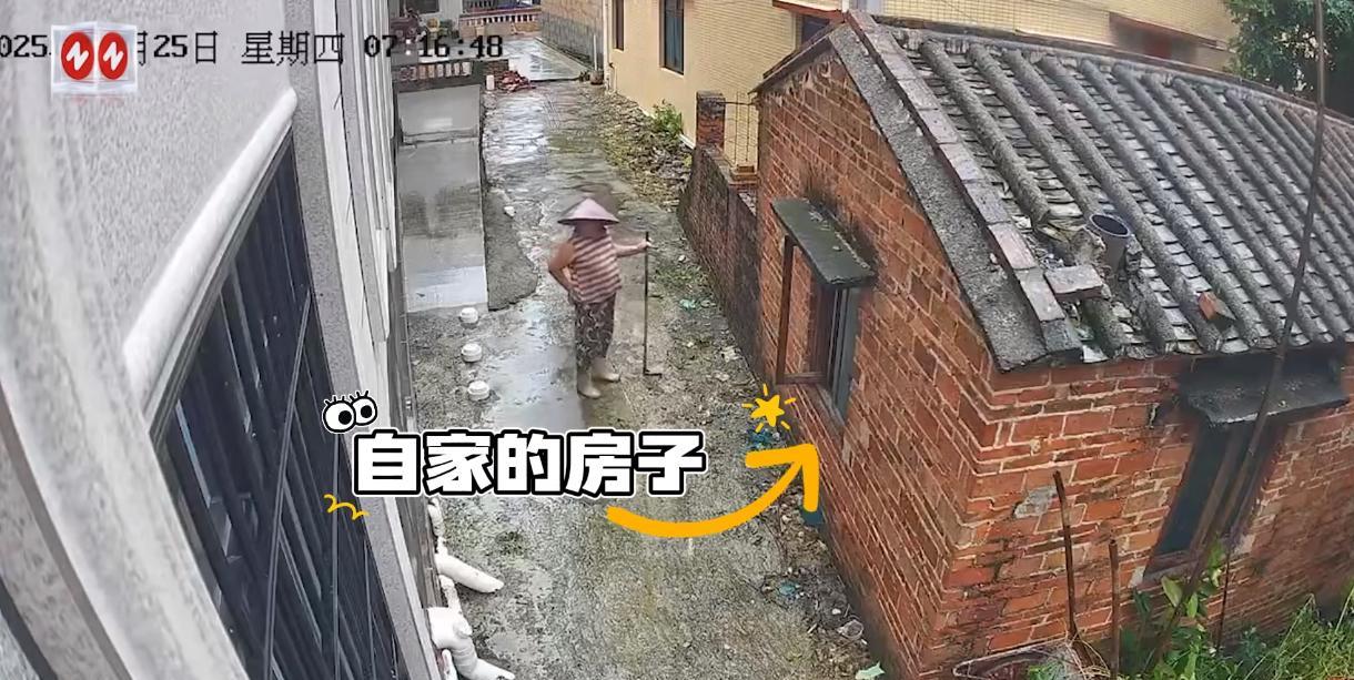 “大快人心！”9月25日，广东，一大妈发现自己的破房子被台风将玻璃刮坏了，看到邻