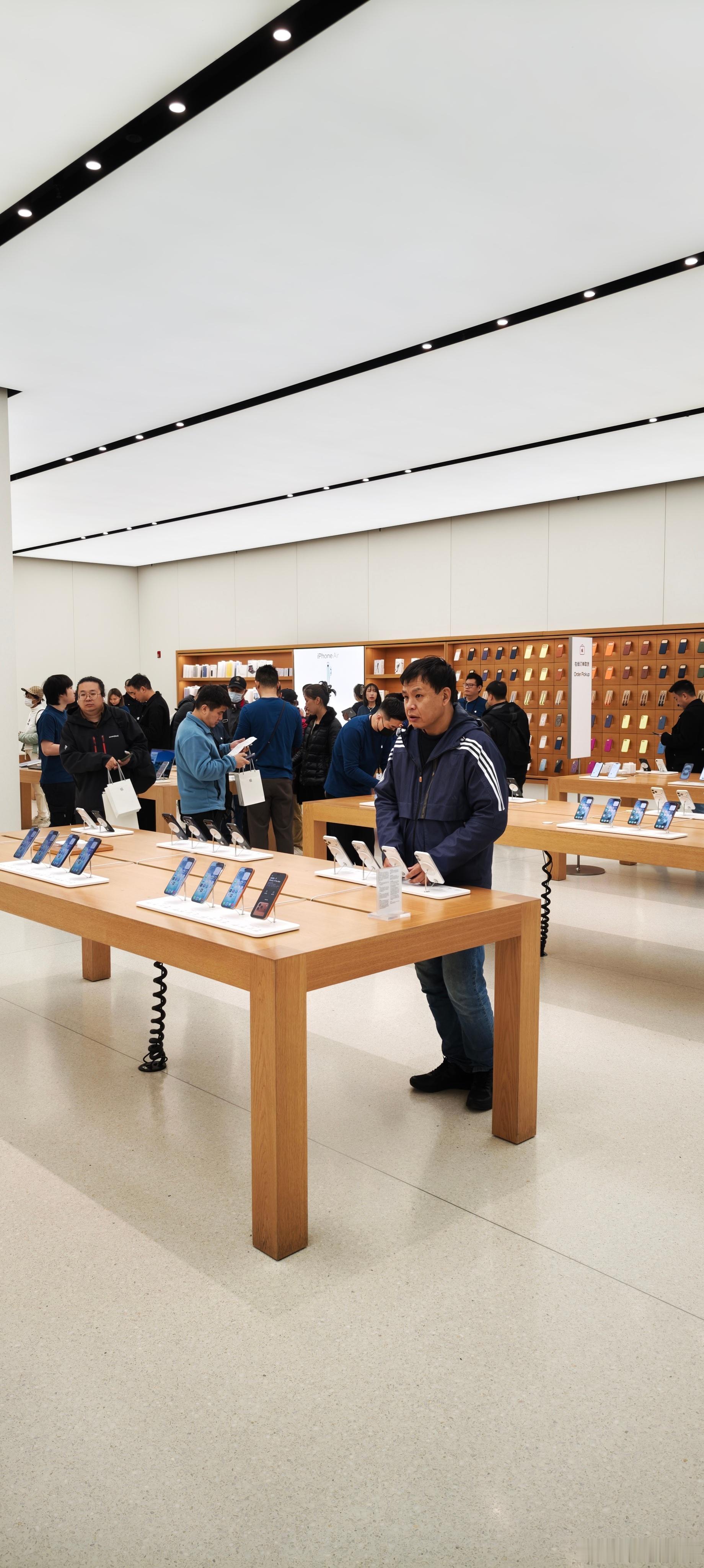 【库克称iPhone17系列需求强劲】在苹果2025财年第四季度财报的电话会