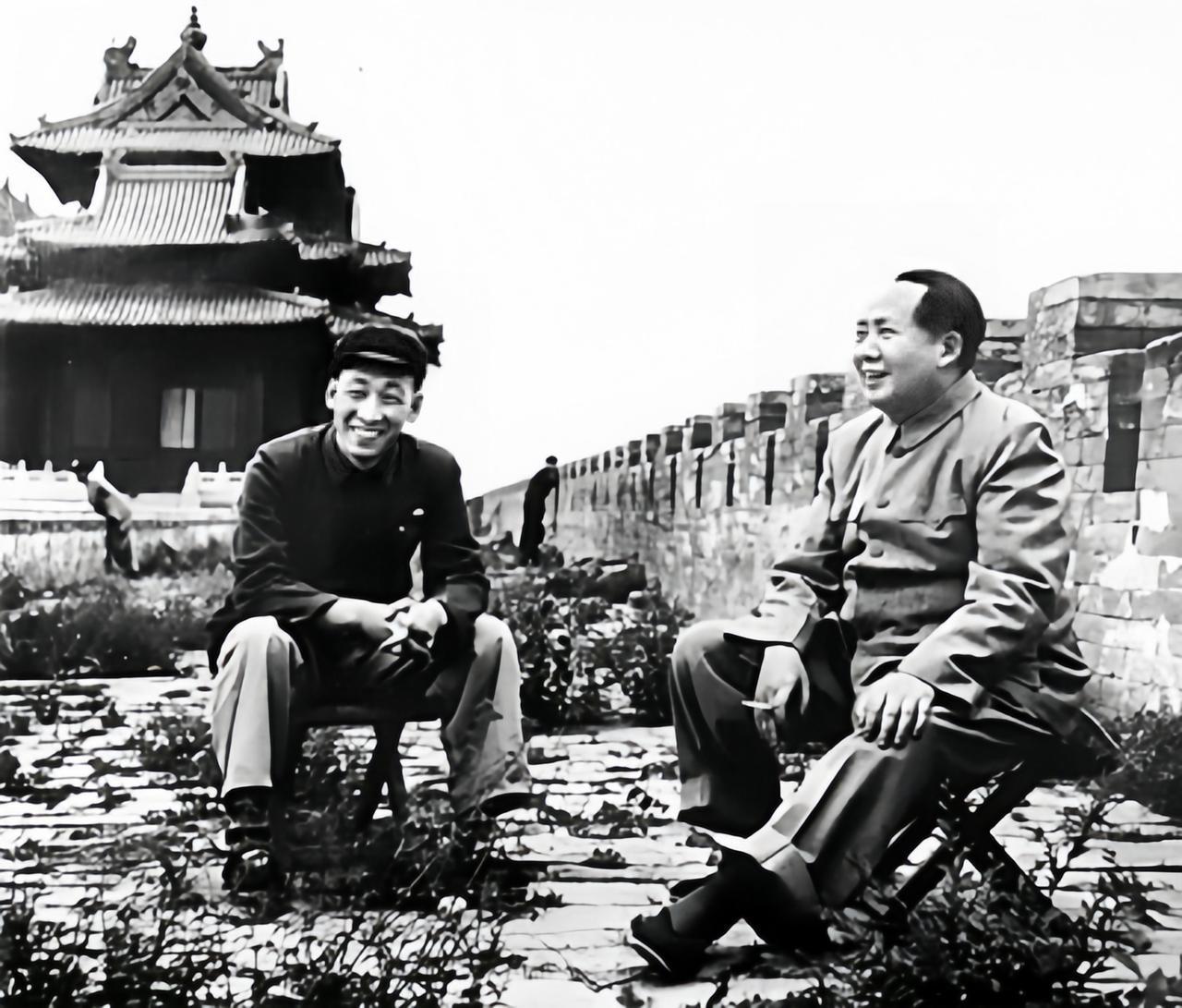 下图是毛泽东在故宫城墙边被抓拍的一张照片，建国以后，他多次参观故宫文物展览，但是