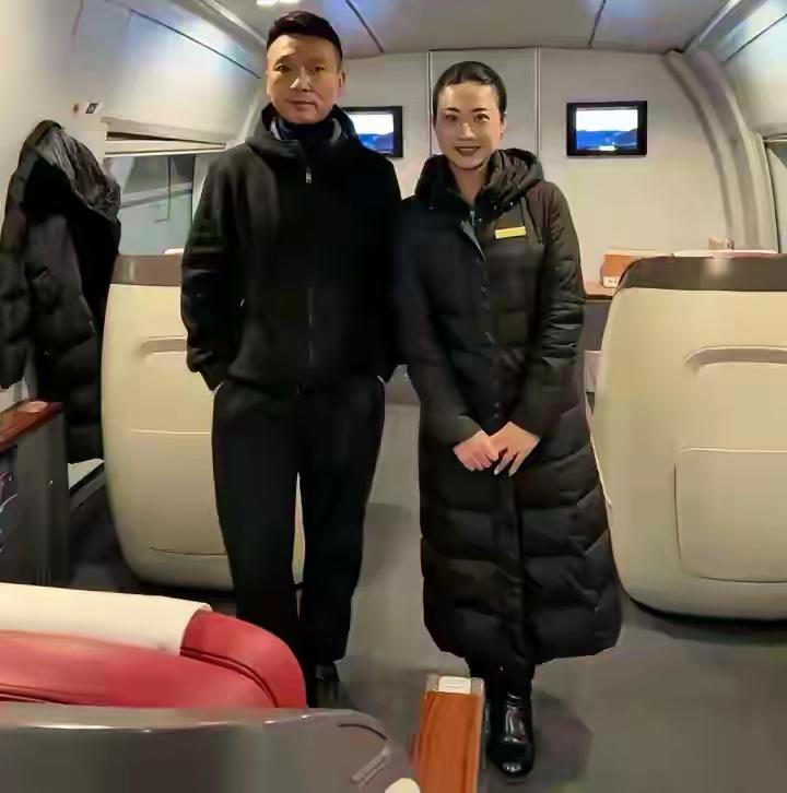 果然有钱人都坐商务座！