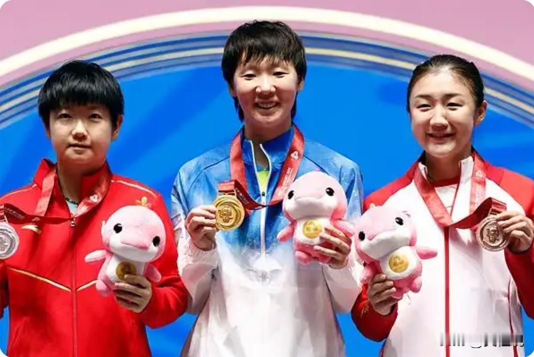 早上吃了三个包子，一个是菜包，另一个也是菜包，还有一个是豆沙包。先吃完两个菜包，