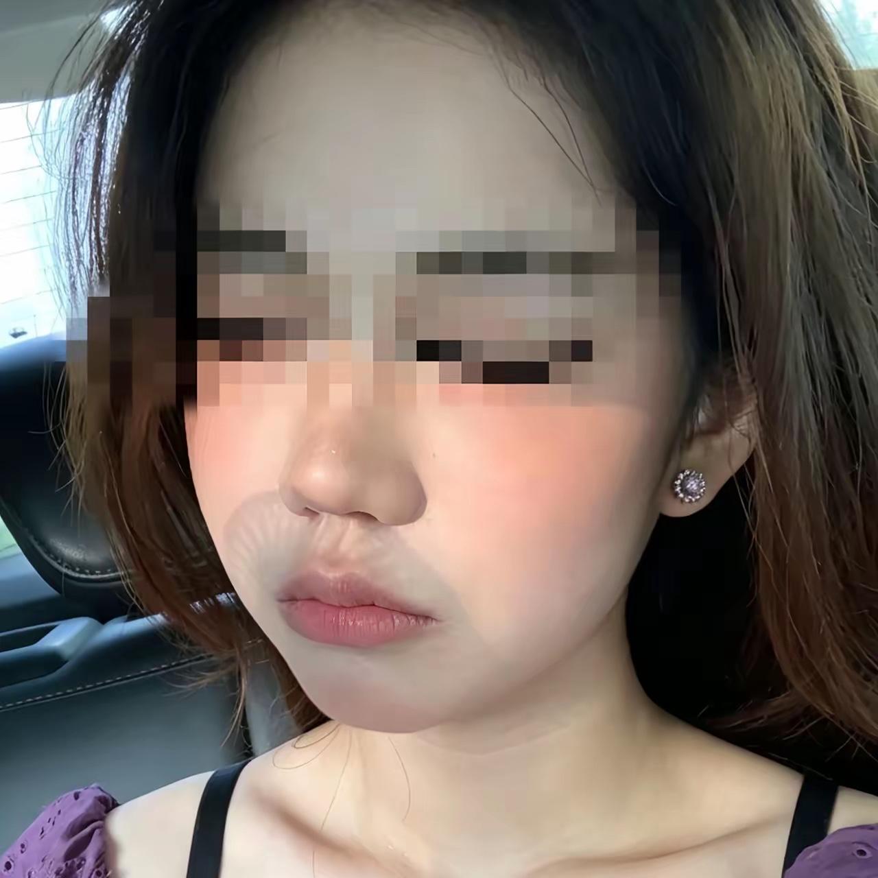 长沙餐厅和四岁男童起争执这件事，网友扒出涉事女子的社交账号，发现她并非单纯维