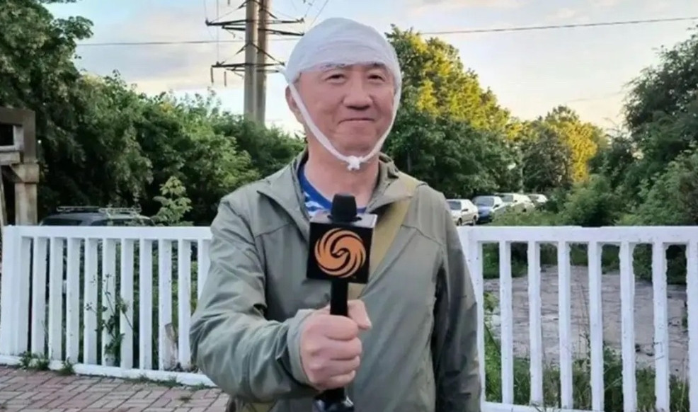 【这个俄军宣传员被打，冤吗？！】1、他是俄军“嵌入式”随军记者，有意宣扬俄军英