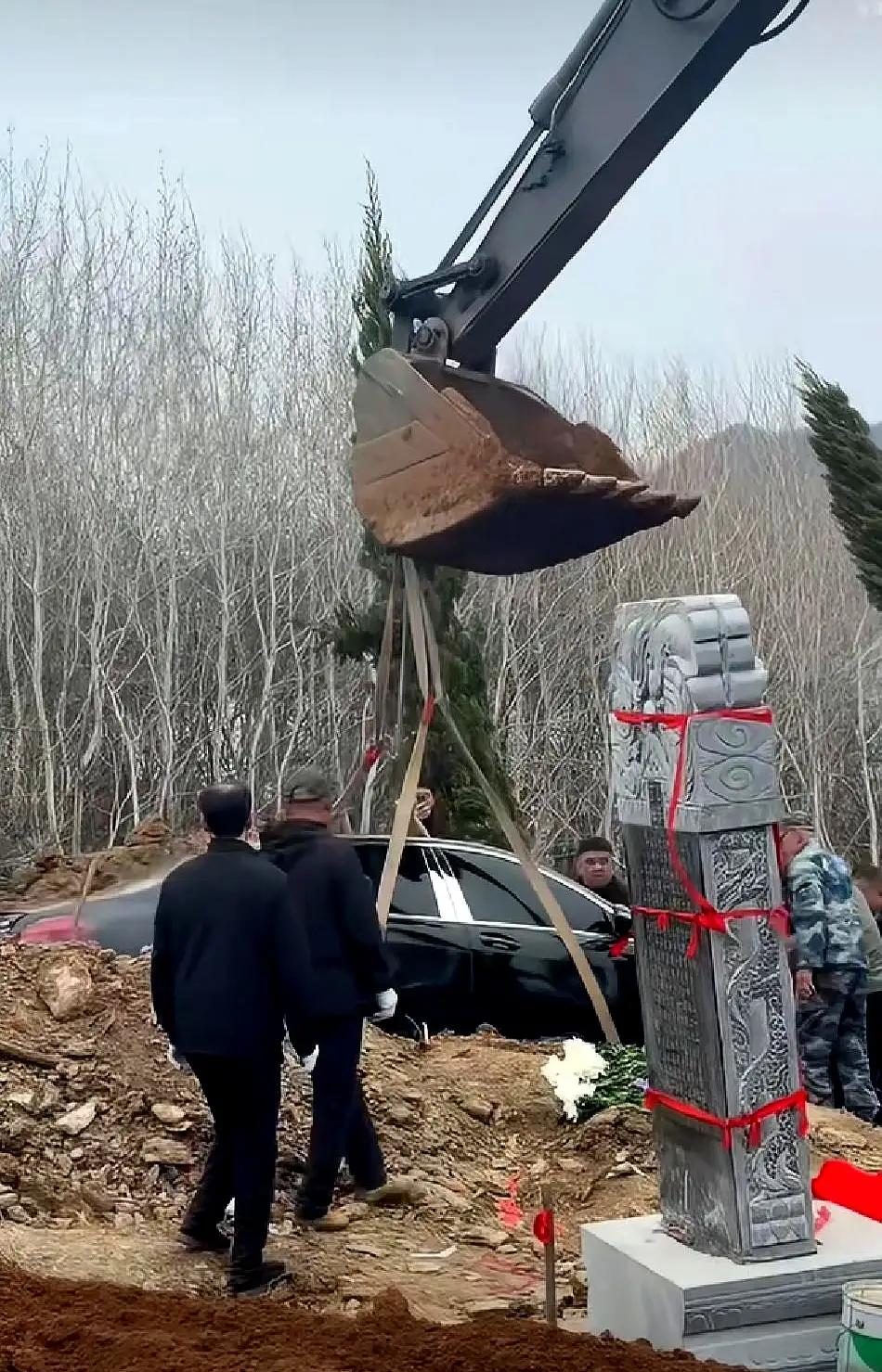 辽宁辽阳，一台牌号8888的崭新奔驰S450L，被直接被埋入墓地陪葬，这般离谱操