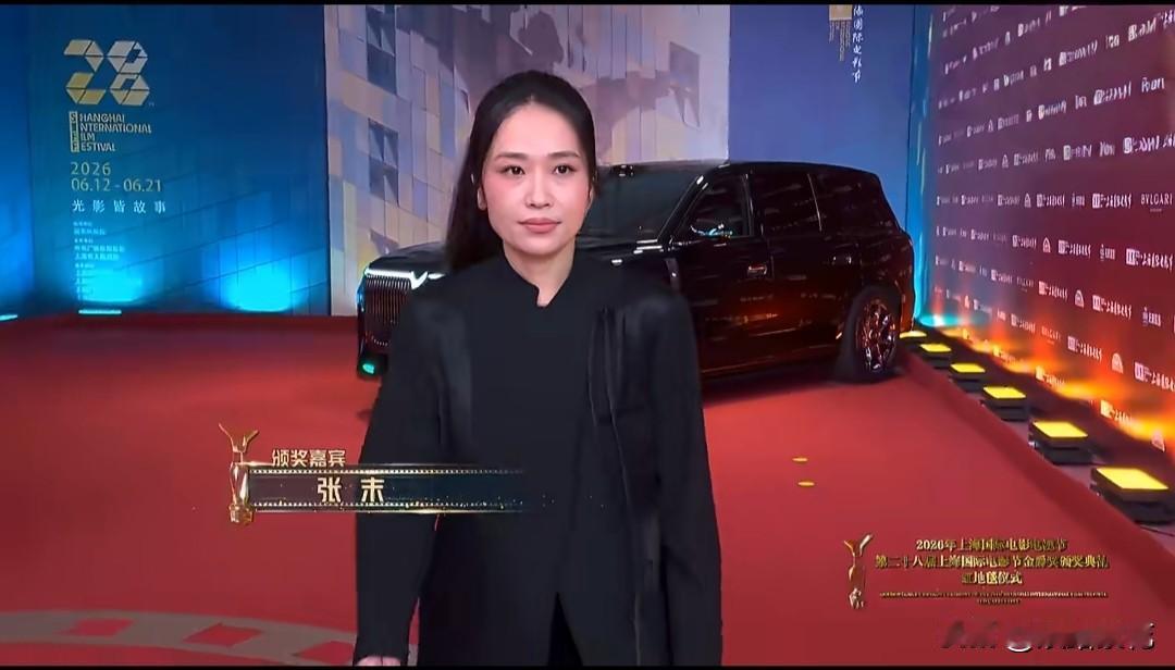 6月20日，张艺谋大女儿张末以颁奖嘉宾身份亮相上海电影节。一身纯黑新中式套装，长