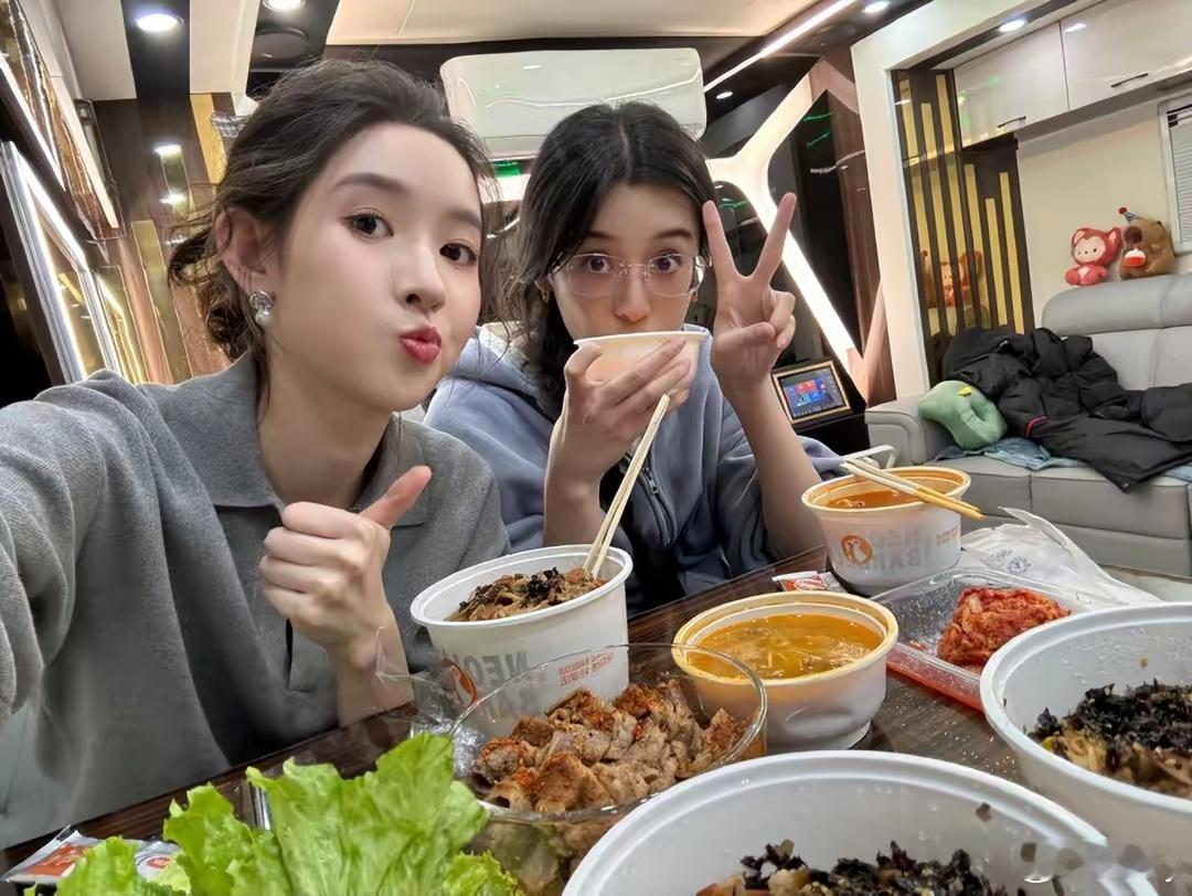 王玉雯吃自助烧烤，看见配菜网友不淡定了，漂亮的女孩子全是吃货哈哈哈​​​