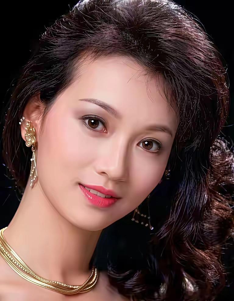 赵雅芝去敬老院慰问时的一幕，期间一位60岁的大妈抓着赵雅芝的手问:闺女你多大了?