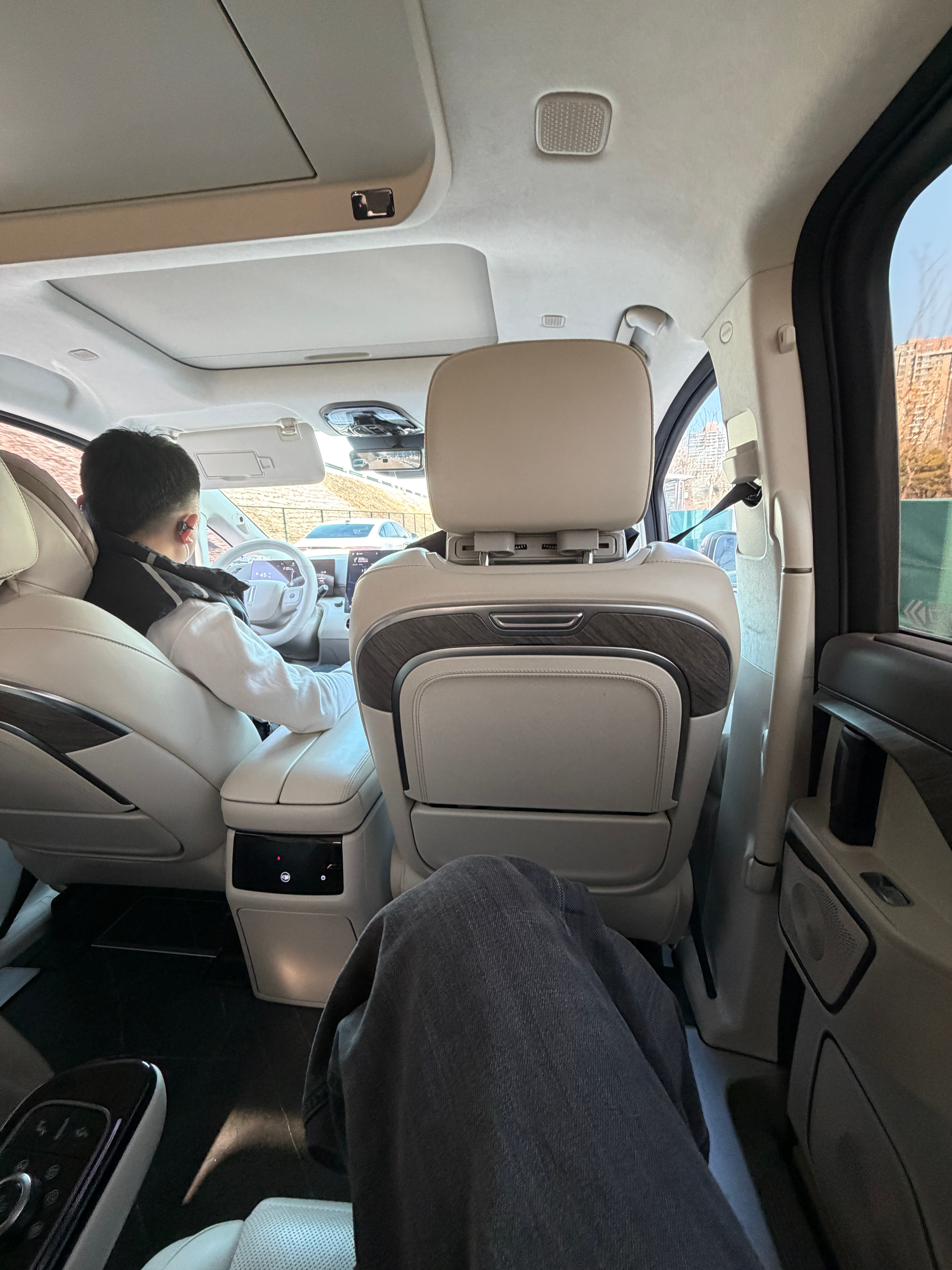 感受到了任何行业都要“卷服务”的重要性。这两天想租房子，中介全程商务车接送，很提