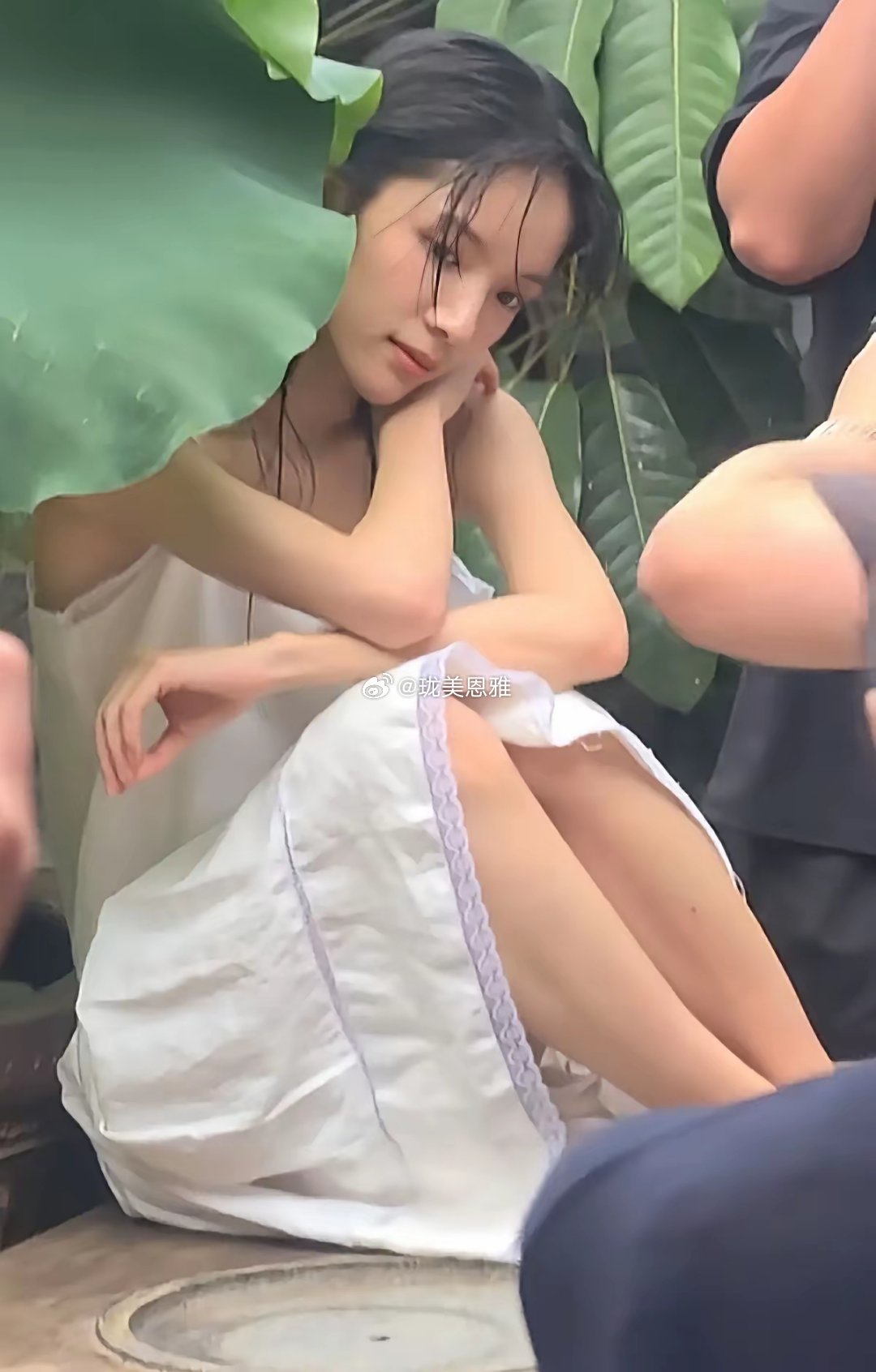 李思潼上芭莎电影杂志了！她穿的裙子是第一个大牌赞助？