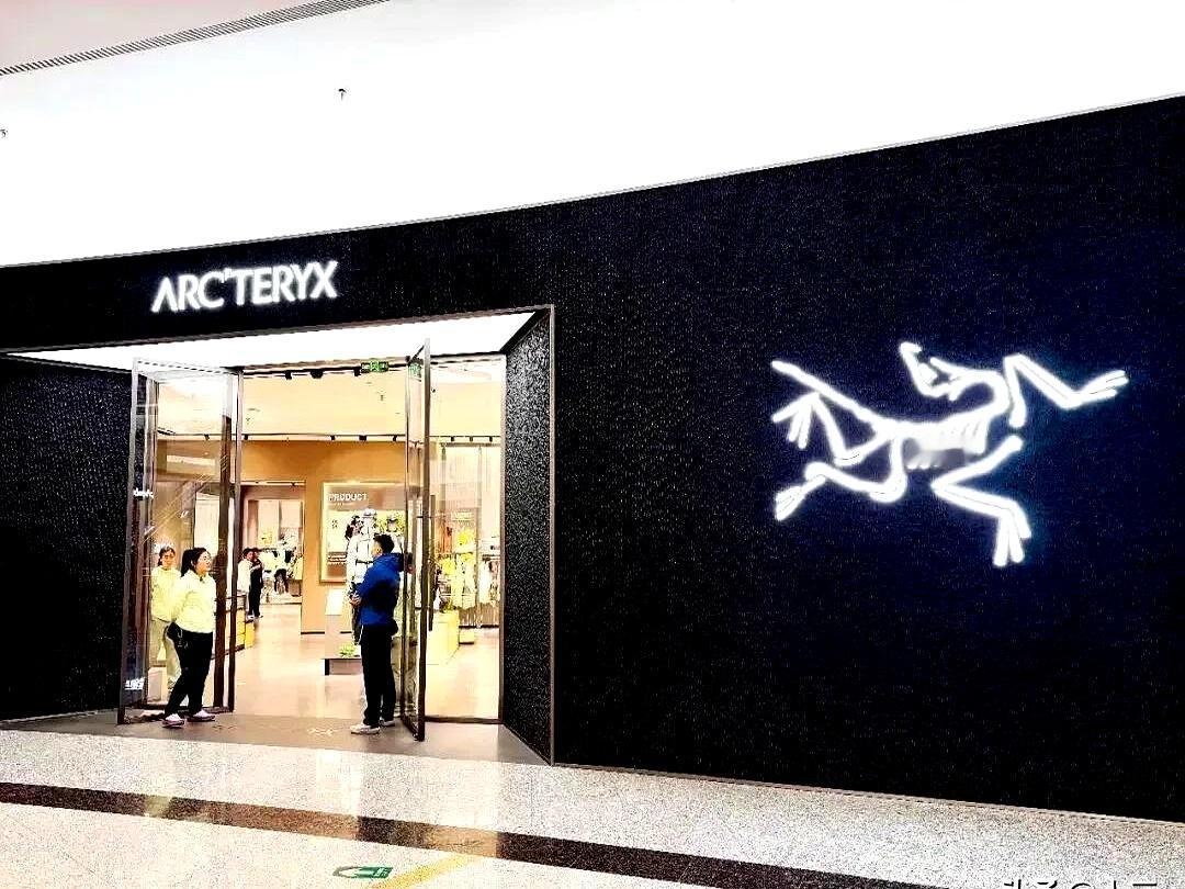始祖鸟、可隆、迪桑特，动不动就三五千起步，一件冲锋衣顶上俩月伙食费。倒不是买不