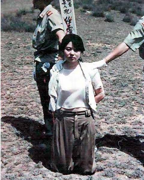 1993年的一天，有着“最美女死刑犯”的任雪被执行枪决，这一年她只有22岁。临刑