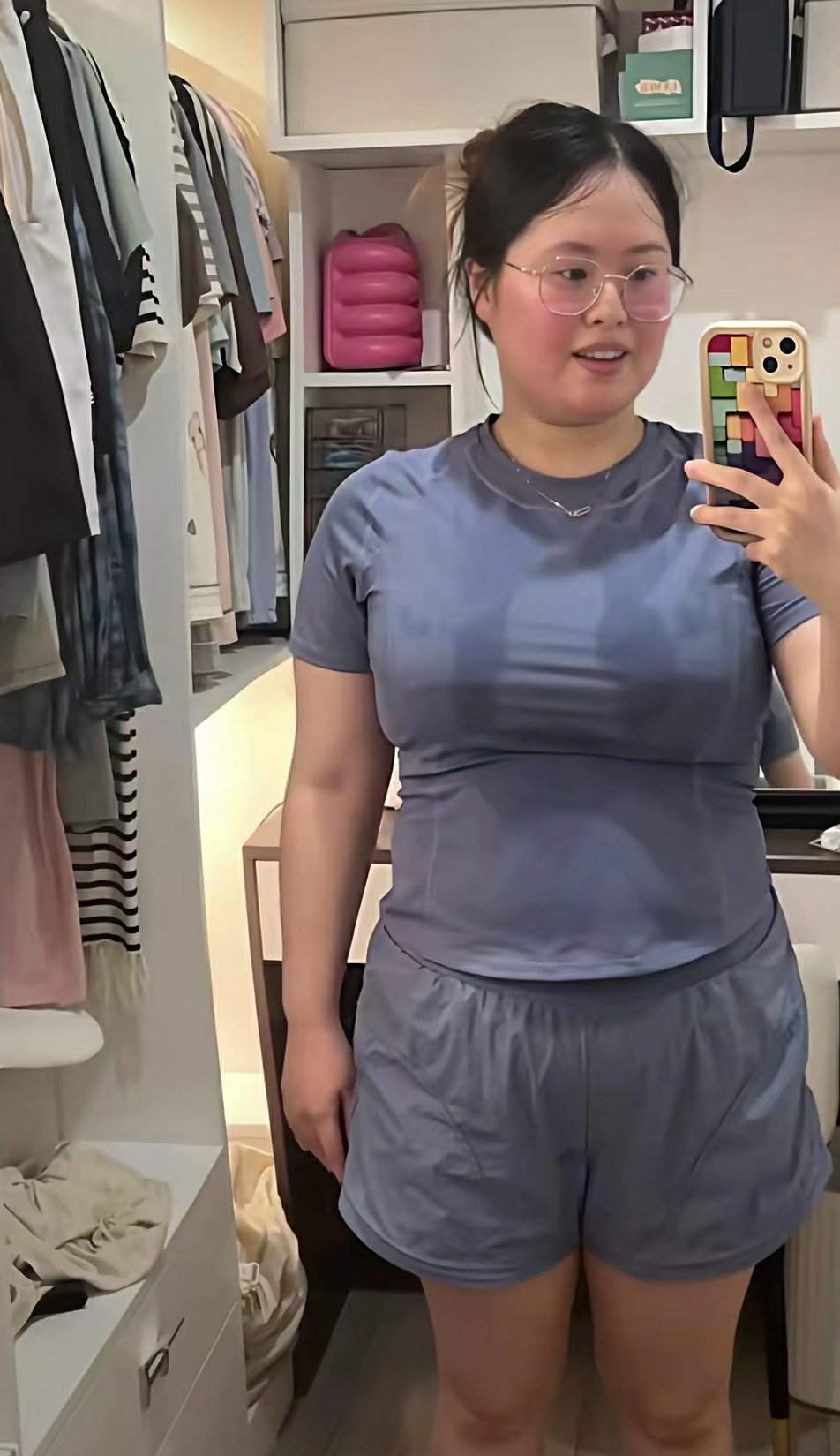 女子晒出穿同一件衣服，一年内减重43斤的区别，火上热搜榜。
