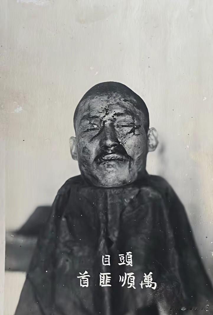 照片中的这个人，是被日本鬼子杀害的抗日英雄，他的名字叫万顺，时间是九一八事变之后