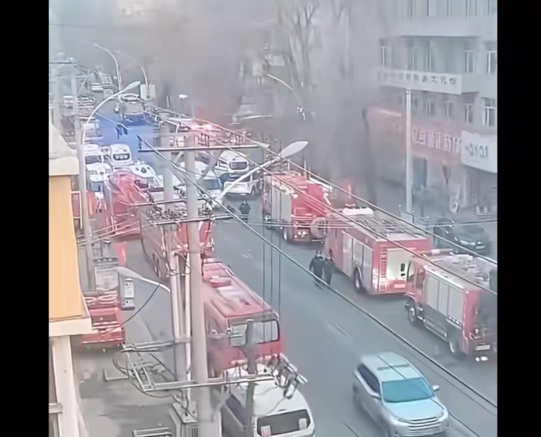 黑龙江海林三层老楼深夜轰然坍塌，9人被困生死未卜！现场商户惊魂回忆：一声巨响，整