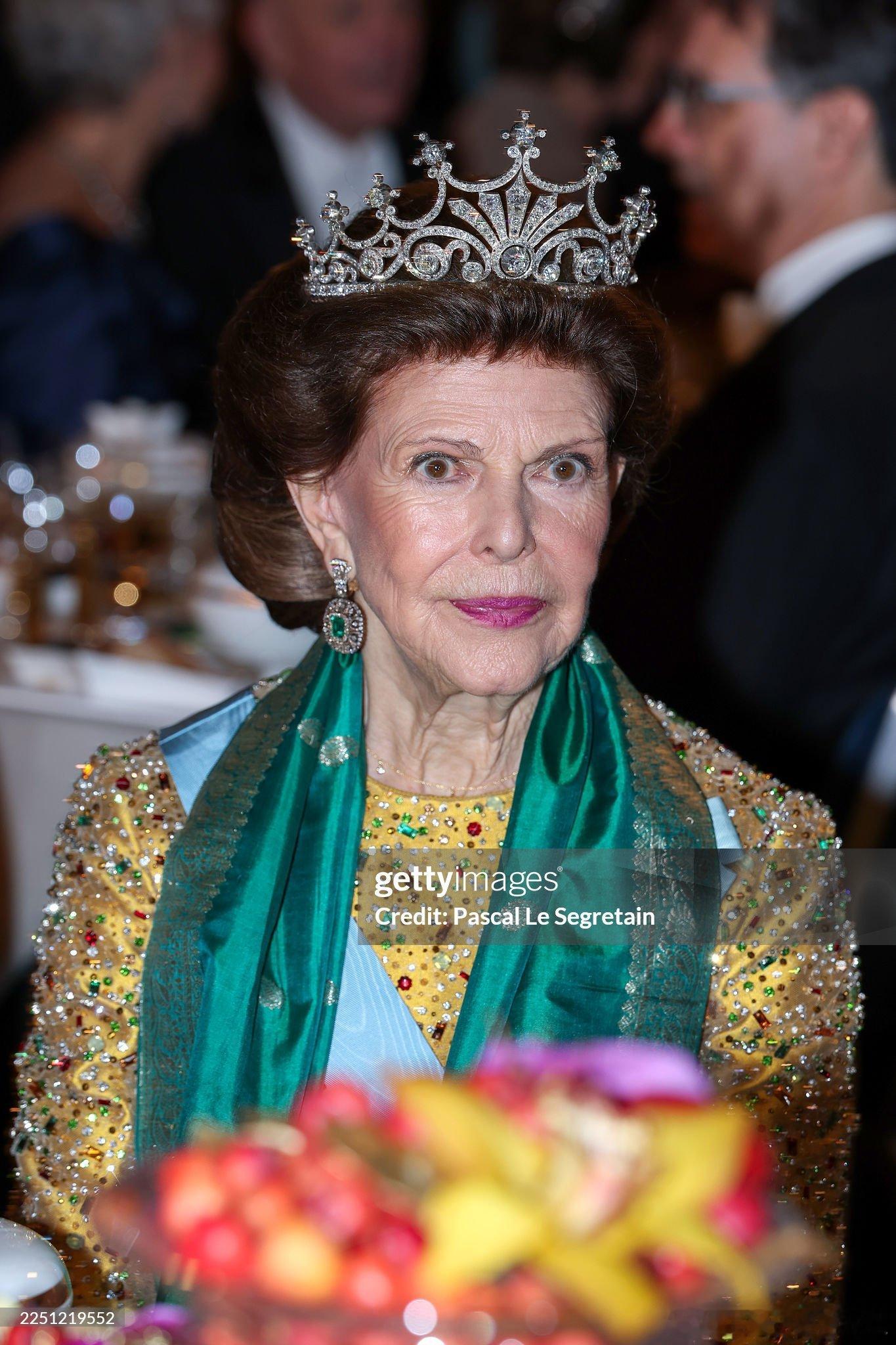 珠宝分享今年诺贝尔奖晚宴的珠宝特写，大维连续两年佩戴巴登尖顶王冠，玛德琳时隔